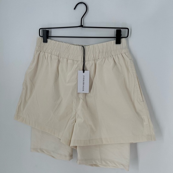 WEWOREWHAT Windbreaker Biker Shorts In Off White - Picture 2 of 7